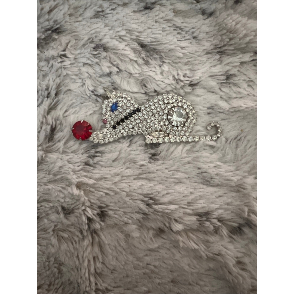 Vintage Dorothy Bauer Signed Silver and Rhinestone Cat w/Yarn Brooch EUC Rare